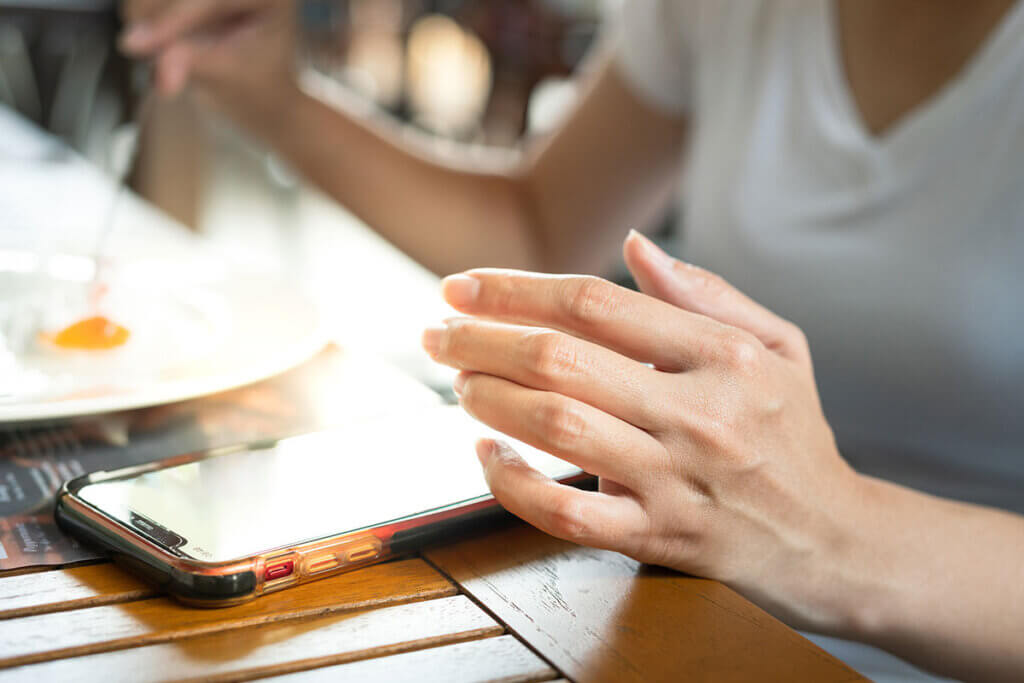 
motorola_handys-geraet_wird_auf_cafetisch_bedient